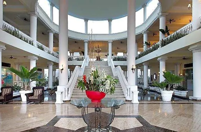 The Signature Level At Grand Palladium Lady Hamilton Resort & Spa